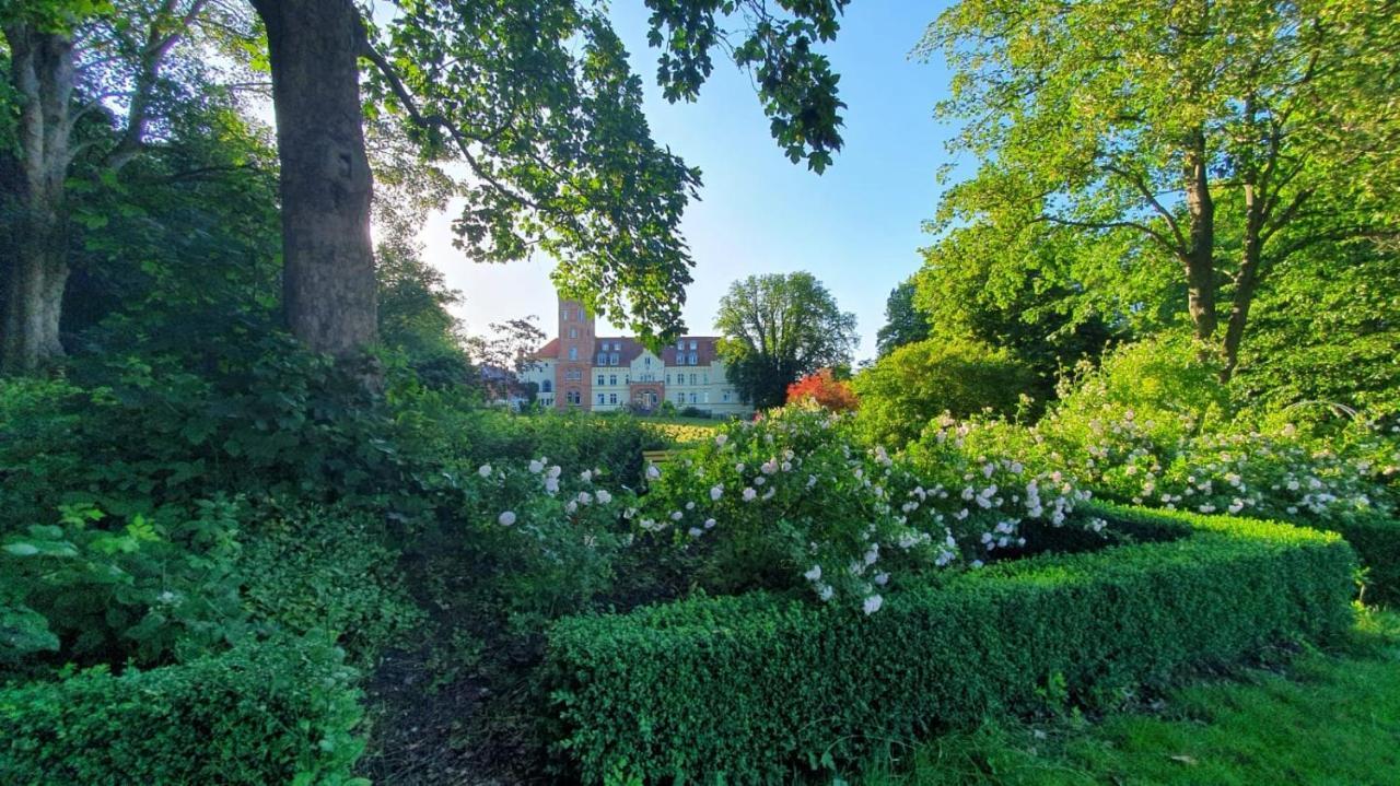 Schloss Lelkendorf Apartment Ulrichshusen Maisonette Fewo Mecklenburger Seenplatte Mit Dachterrasse Naehe Ostsee エクステリア 写真